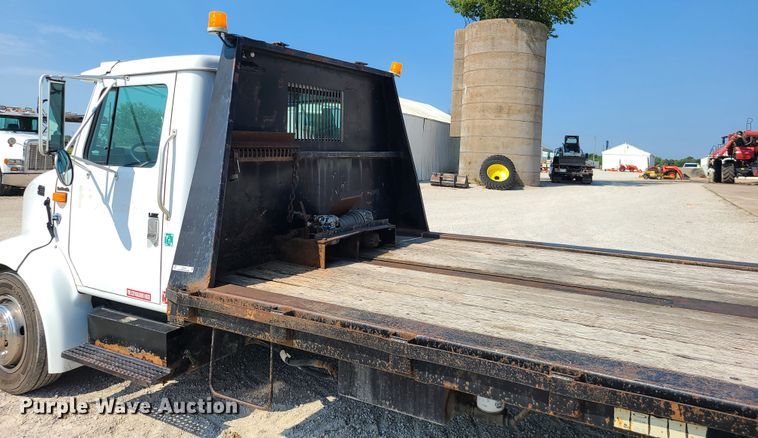 image for item IU9295 2001 International 4700  hydratail flatbed truck