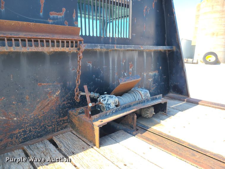 image for item IU9295 2001 International 4700  hydratail flatbed truck