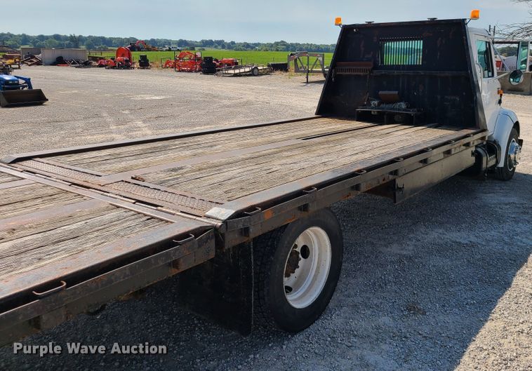 image for item IU9295 2001 International 4700  hydratail flatbed truck