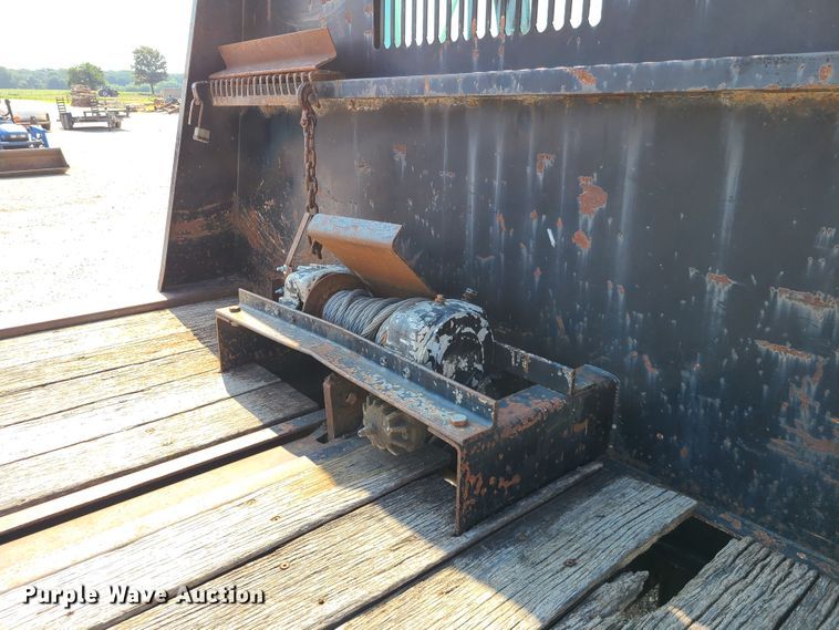 image for item IU9295 2001 International 4700  hydratail flatbed truck