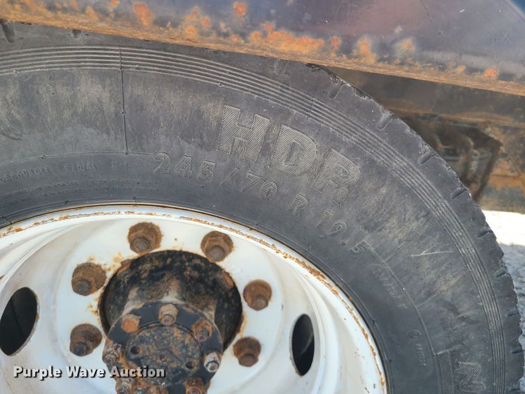 image for item IU9295 2001 International 4700  hydratail flatbed truck