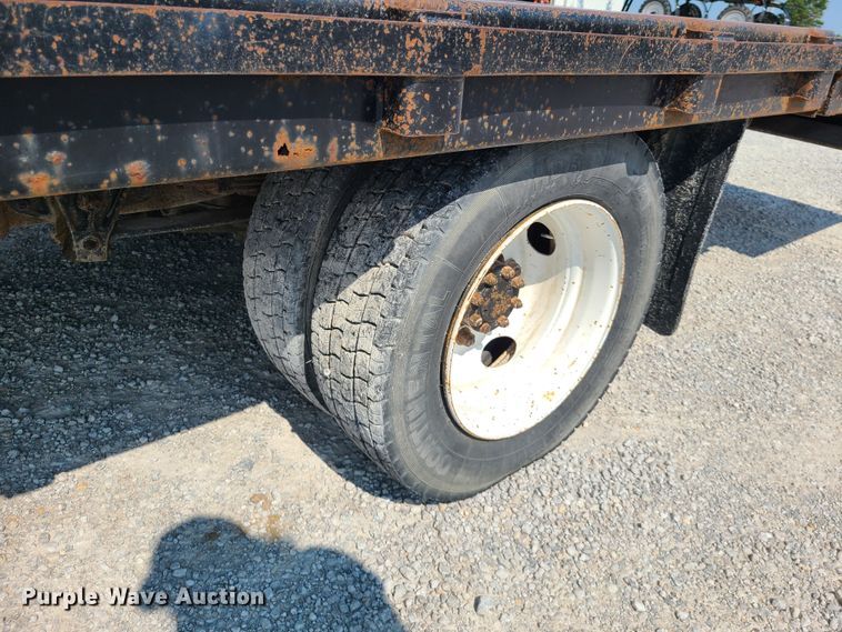 image for item IU9295 2001 International 4700  hydratail flatbed truck