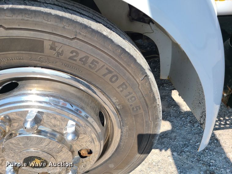 image for item IU9295 2001 International 4700  hydratail flatbed truck