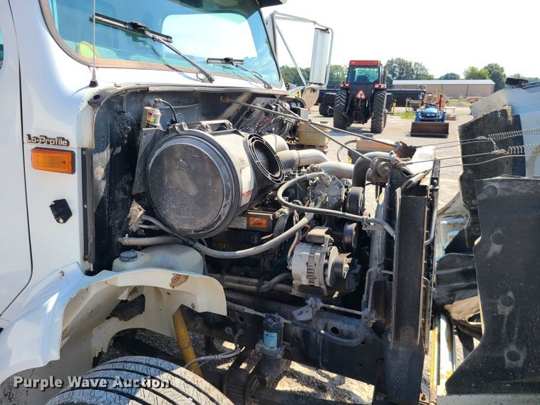 image for item IU9295 2001 International 4700  hydratail flatbed truck