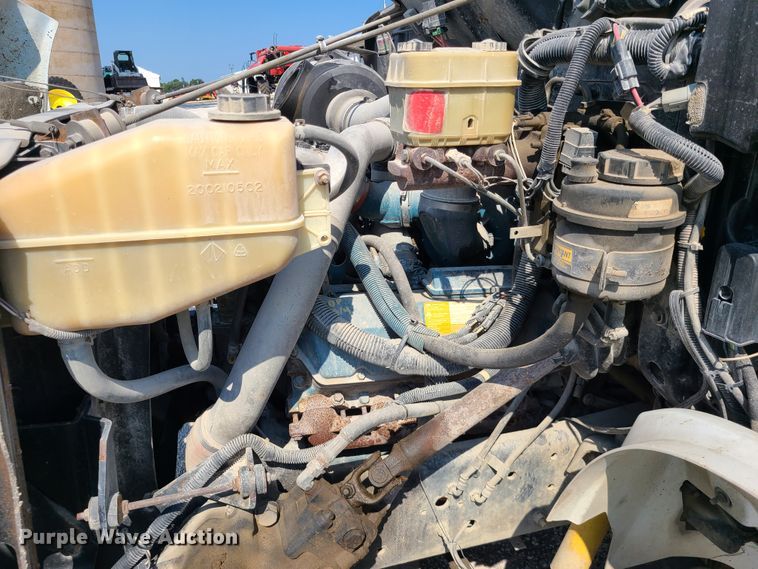 image for item IU9295 2001 International 4700  hydratail flatbed truck