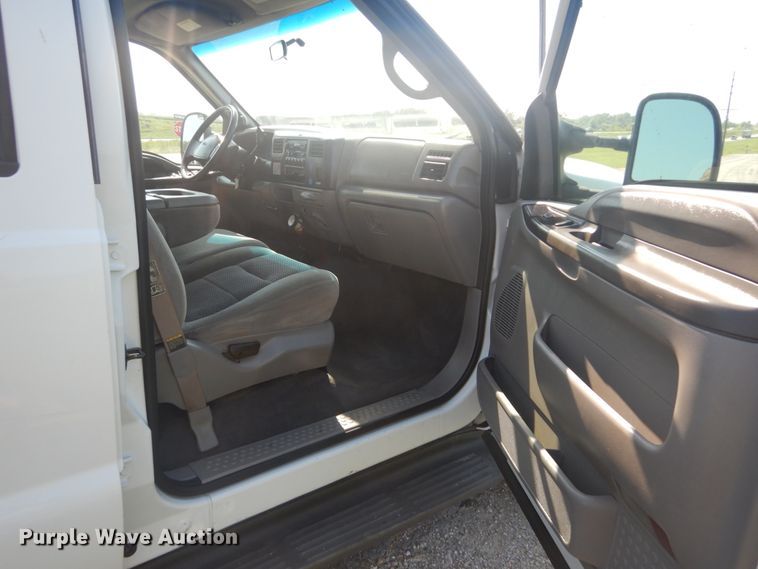 image for item JI9429 2001 Ford F450 Super Duty XLT  utility / service truck