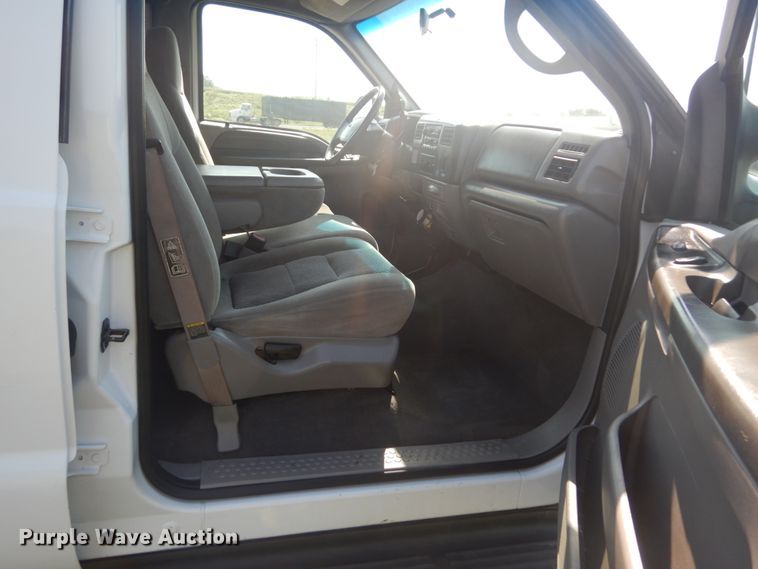 image for item JI9429 2001 Ford F450 Super Duty XLT  utility / service truck