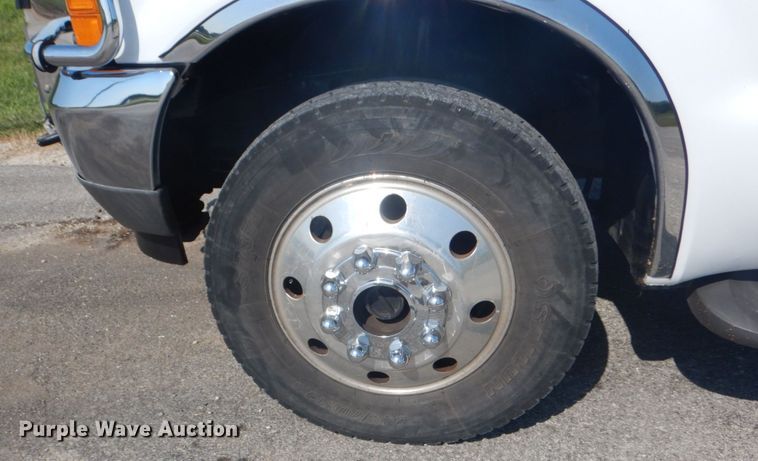 image for item JI9429 2001 Ford F450 Super Duty XLT  utility / service truck