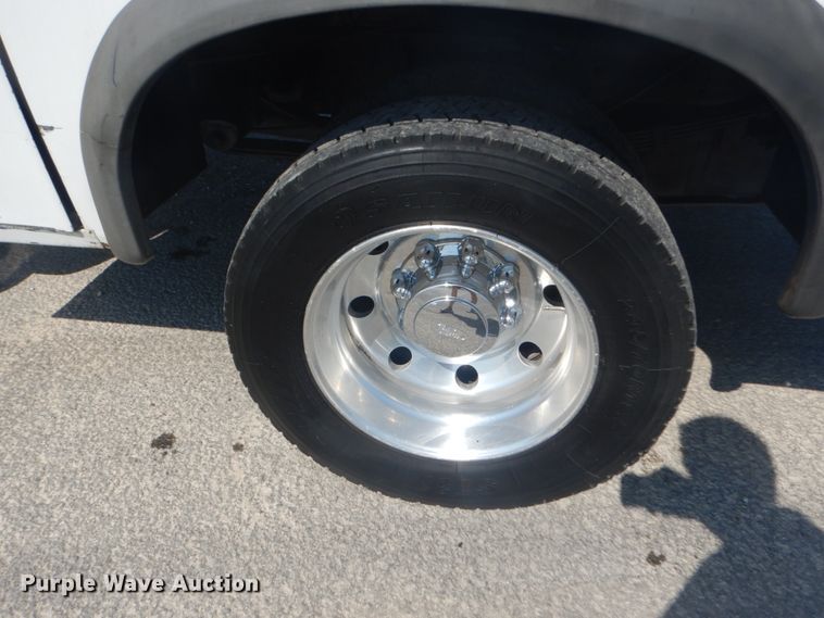 image for item JI9429 2001 Ford F450 Super Duty XLT  utility / service truck