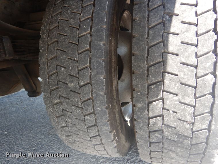 image for item JI9429 2001 Ford F450 Super Duty XLT  utility / service truck