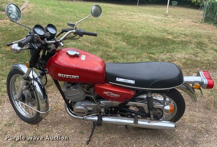 image for item JQ9733 1976 Suzuki GT250  motorcycle