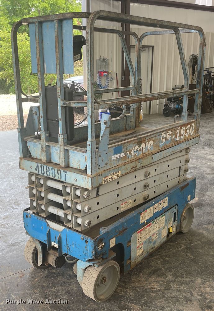 image for item JQ9743 2004 Genie GS-1930  scissor lift