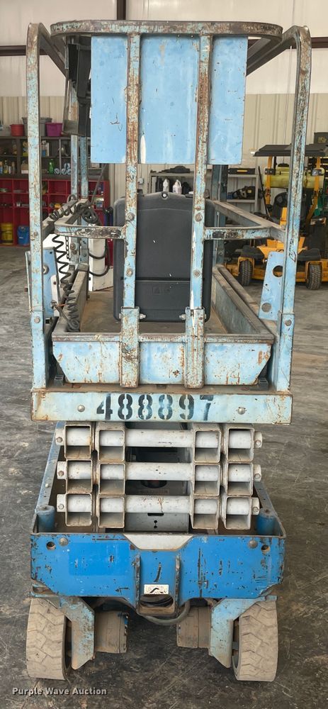 image for item JQ9743 2004 Genie GS-1930  scissor lift