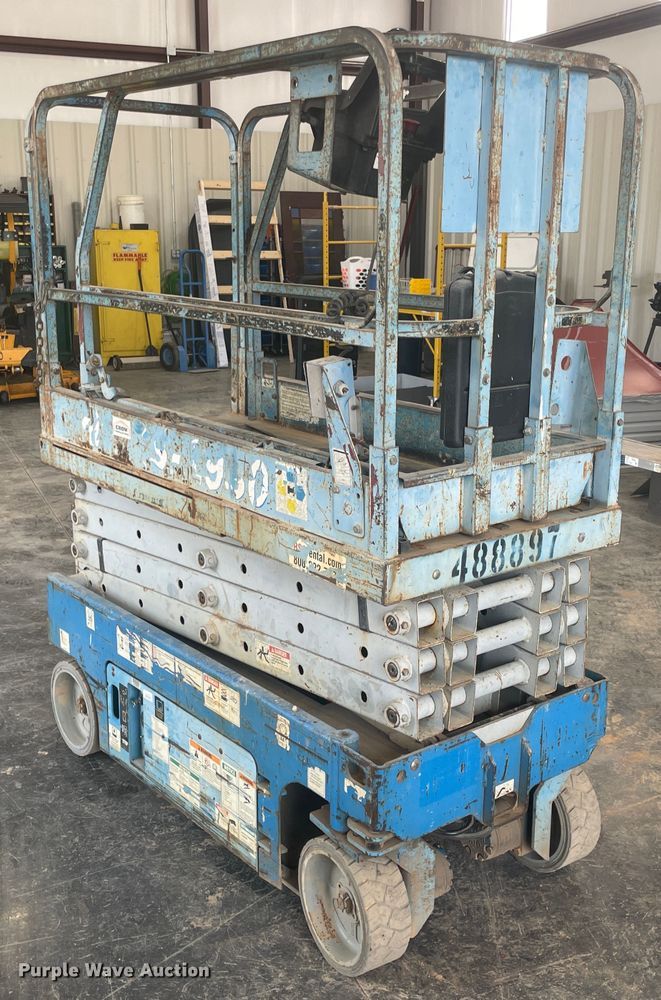 image for item JQ9743 2004 Genie GS-1930  scissor lift
