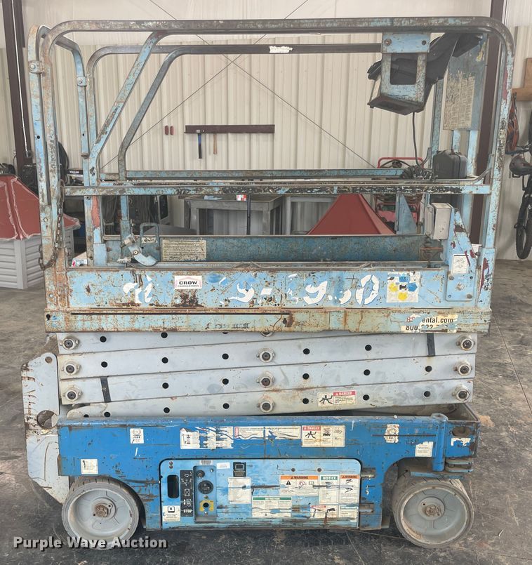 image for item JQ9743 2004 Genie GS-1930  scissor lift