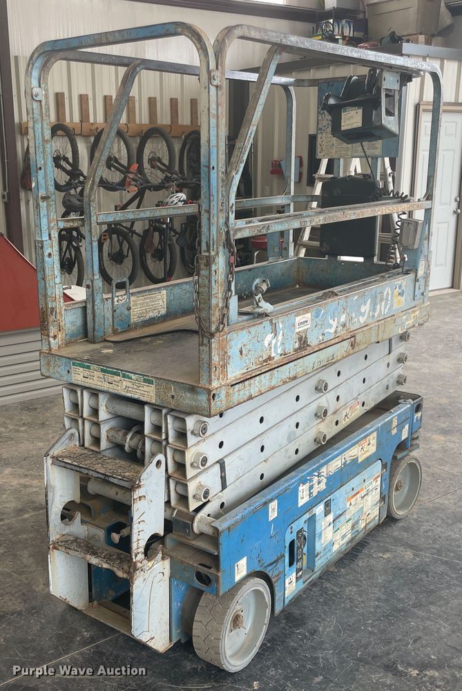 image for item JQ9743 2004 Genie GS-1930  scissor lift