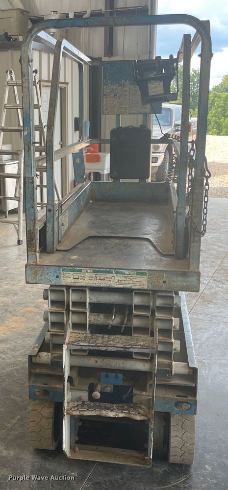 image for item JQ9743 2004 Genie GS-1930  scissor lift