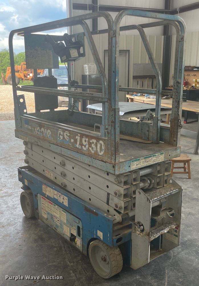 image for item JQ9743 2004 Genie GS-1930  scissor lift