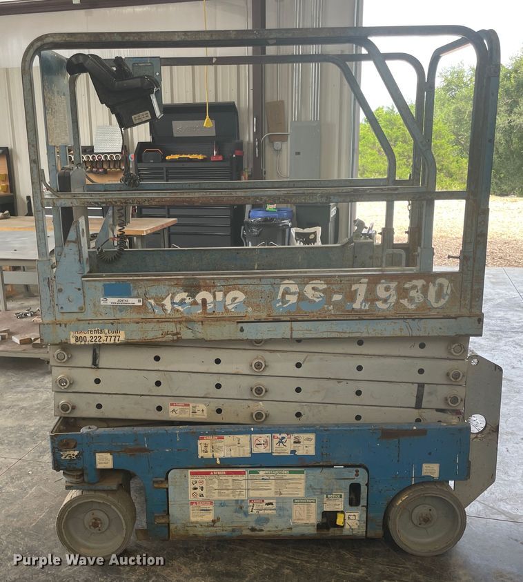 image for item JQ9743 2004 Genie GS-1930  scissor lift