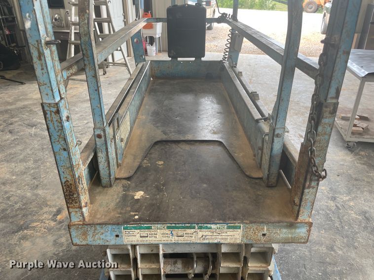 image for item JQ9743 2004 Genie GS-1930  scissor lift