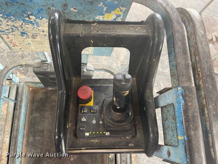 image for item JQ9743 2004 Genie GS-1930  scissor lift