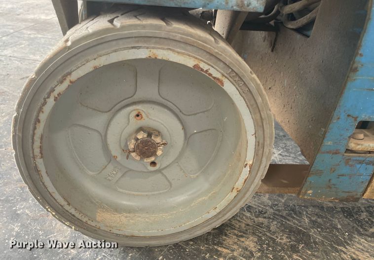 image for item JQ9743 2004 Genie GS-1930  scissor lift