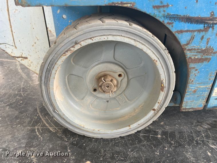 image for item JQ9743 2004 Genie GS-1930  scissor lift