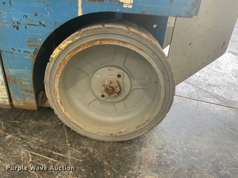 image for item JQ9743 2004 Genie GS-1930  scissor lift