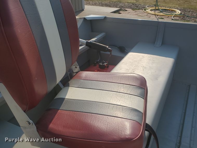 image for item KK9326 2010 Alumacraft V16-20  boat