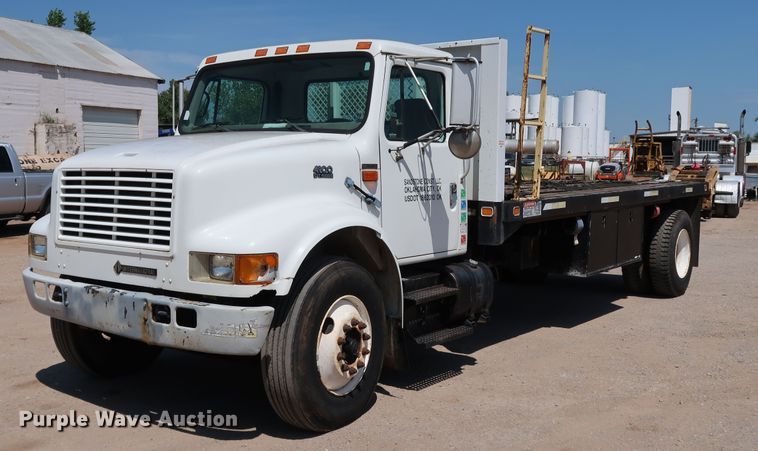 image for item KQ9779 2000 International 4900  flatbed truck