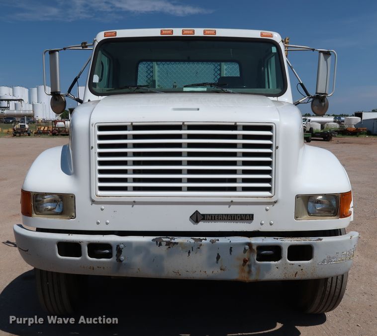image for item KQ9779 2000 International 4900  flatbed truck