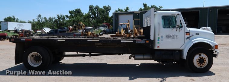 image for item KQ9779 2000 International 4900  flatbed truck