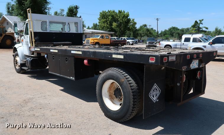 image for item KQ9779 2000 International 4900  flatbed truck