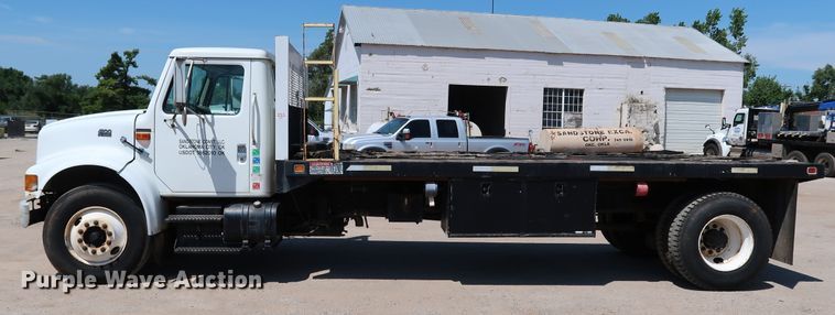 image for item KQ9779 2000 International 4900  flatbed truck
