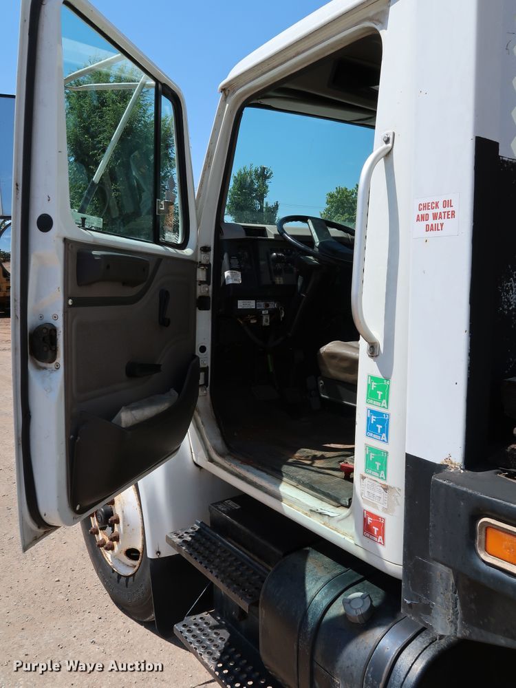 image for item KQ9779 2000 International 4900  flatbed truck