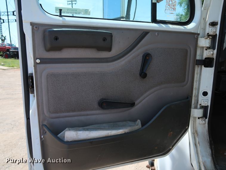 image for item KQ9779 2000 International 4900  flatbed truck