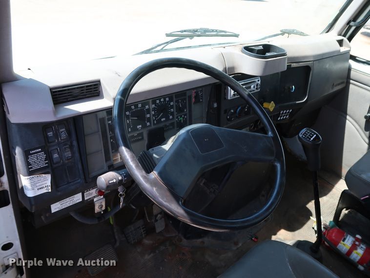 image for item KQ9779 2000 International 4900  flatbed truck