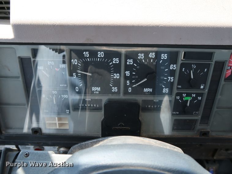 image for item KQ9779 2000 International 4900  flatbed truck