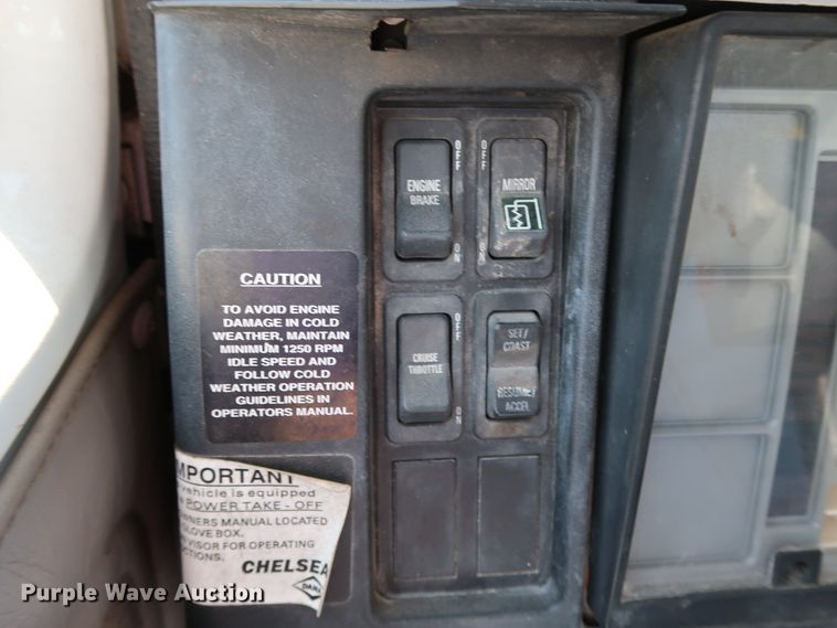 image for item KQ9779 2000 International 4900  flatbed truck