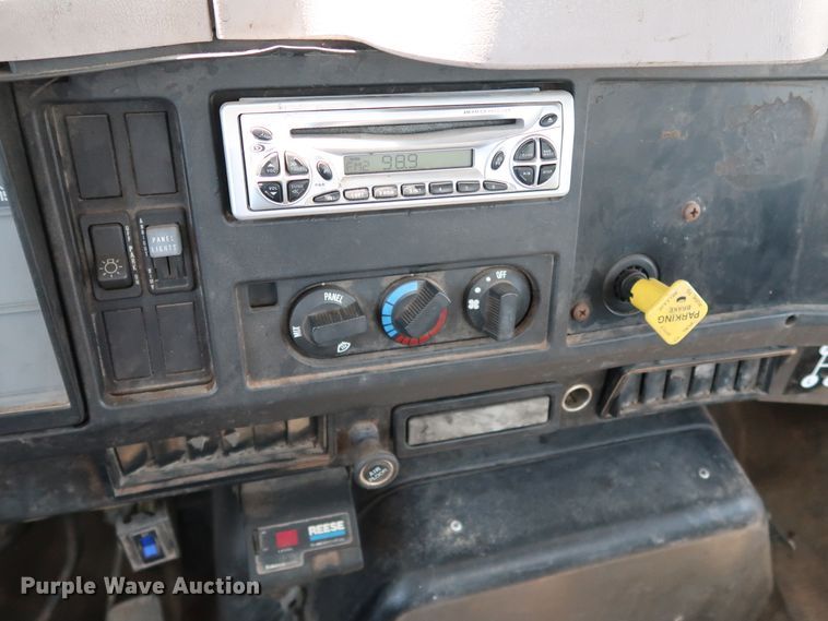 image for item KQ9779 2000 International 4900  flatbed truck