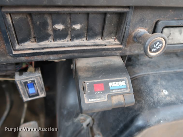 image for item KQ9779 2000 International 4900  flatbed truck