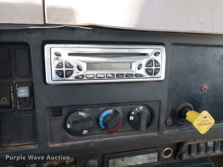 image for item KQ9779 2000 International 4900  flatbed truck