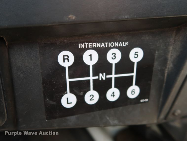 image for item KQ9779 2000 International 4900  flatbed truck