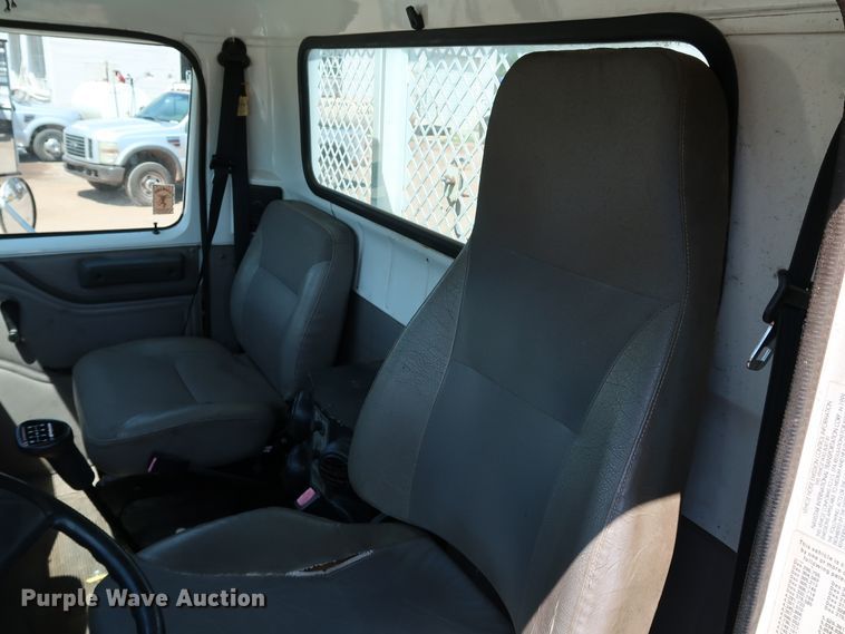 image for item KQ9779 2000 International 4900  flatbed truck