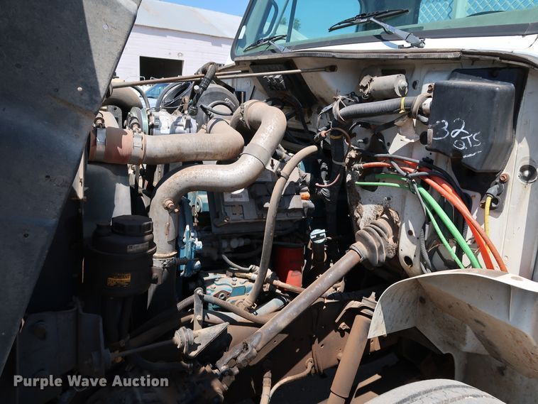 image for item KQ9779 2000 International 4900  flatbed truck