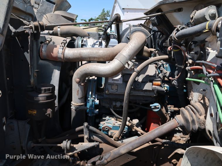 image for item KQ9779 2000 International 4900  flatbed truck