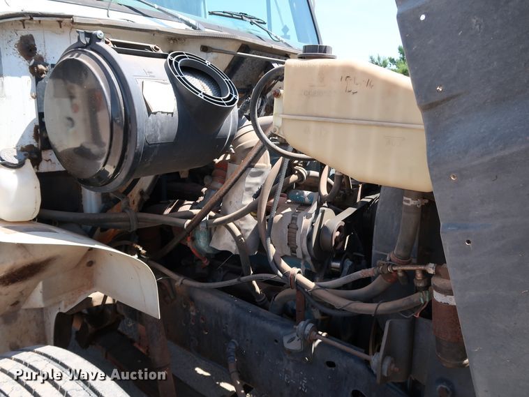 image for item KQ9779 2000 International 4900  flatbed truck