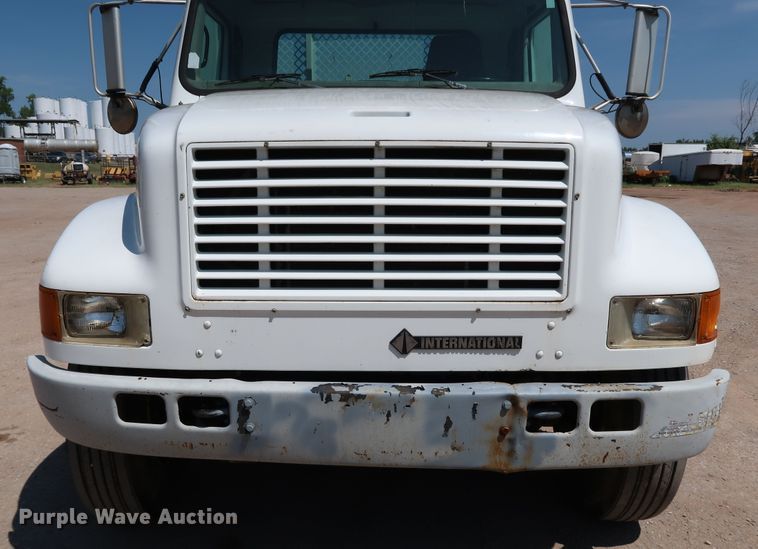 image for item KQ9779 2000 International 4900  flatbed truck