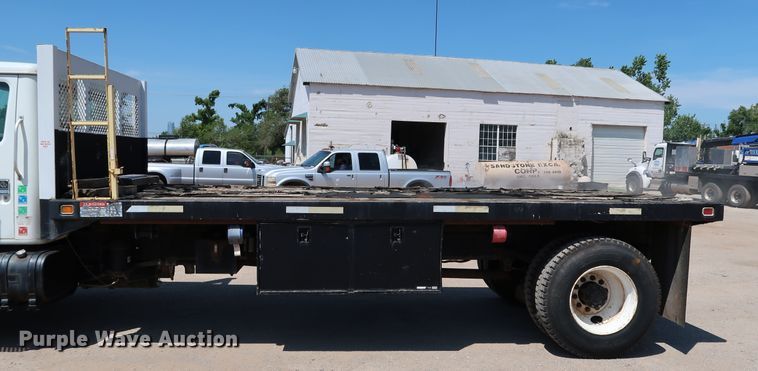 image for item KQ9779 2000 International 4900  flatbed truck