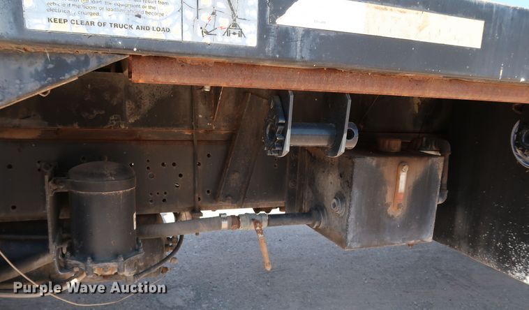 image for item KQ9779 2000 International 4900  flatbed truck